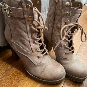 Used twice guess tan boots size 7M 👢